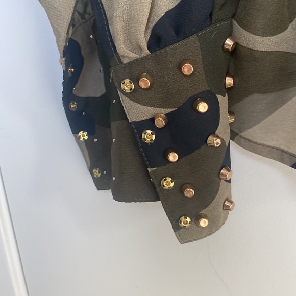 Studded chiffon camo top high low - Picture 4 of 6